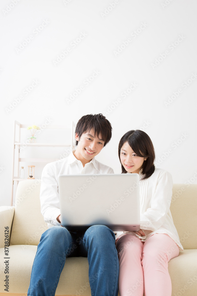 ノートパソコンをする夫婦 ノートパソコンをする夫婦