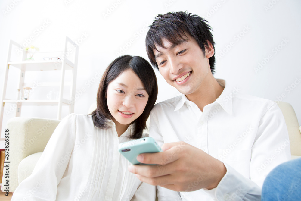 スマホを見る夫婦