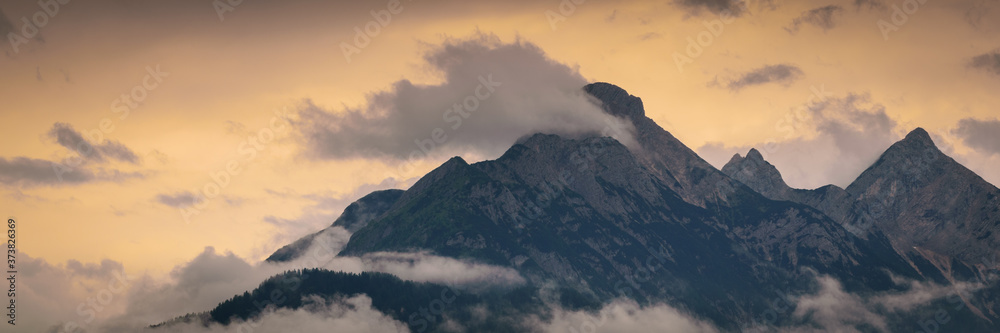 Berge in den Alpen und Wolken im Sonnenuntergang - Karwendel Panorama