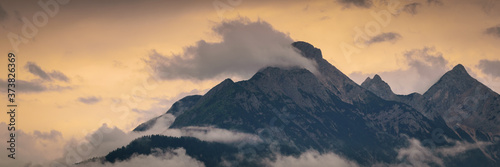 Berge in den Alpen und Wolken im Sonnenuntergang - Karwendel Panorama