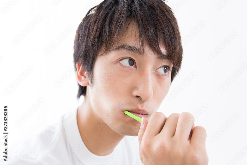 歯磨きする男性