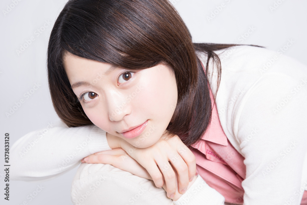 椅子に座る女性 椅子に座る女性