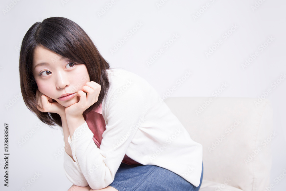 ソファに座る女性