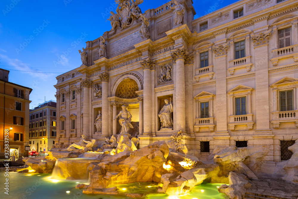 Fototapeta premium Beautiful architecture of the Trevi Fountain in Rome at dusk, Italy