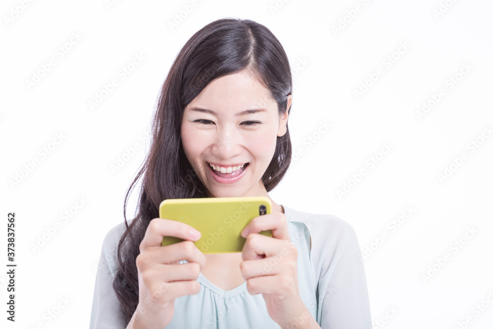 スマホを見る女性 スマホを見る女性