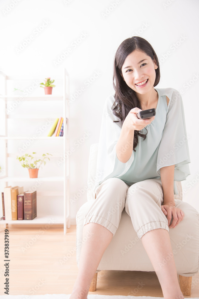 テレビを見る女性 テレビを見る女性
