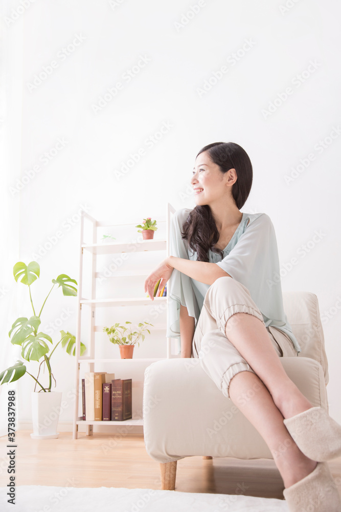 椅子に座る女性 椅子に座る女性