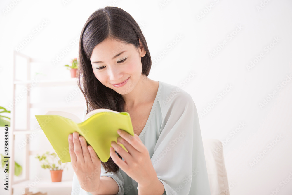 読書をする女性