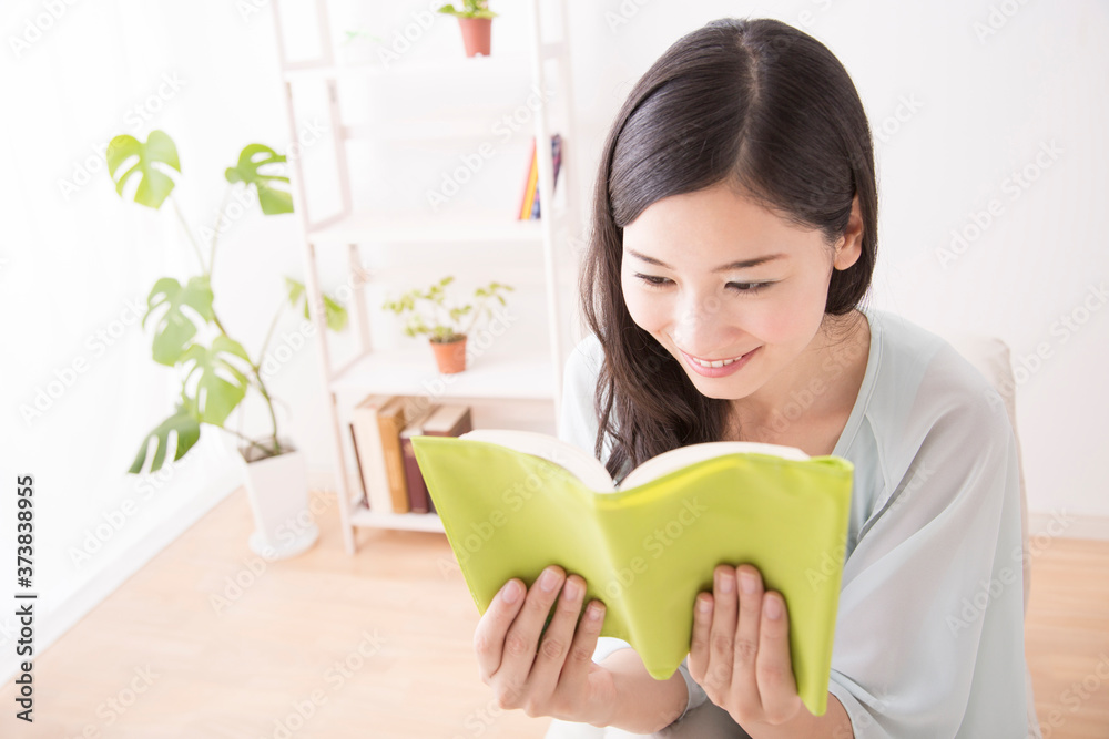 読書をする女性 読書をする女性