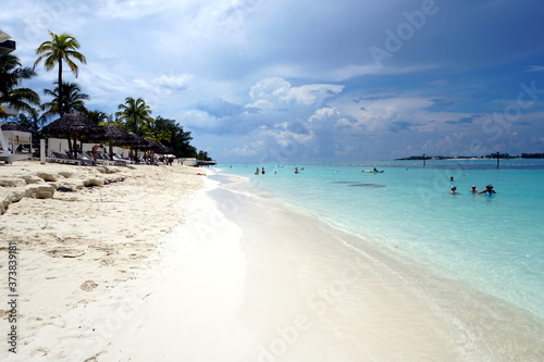 Fototapeta Naklejka Na Ścianę i Meble -  Tropical beach with palms in the Bahamas