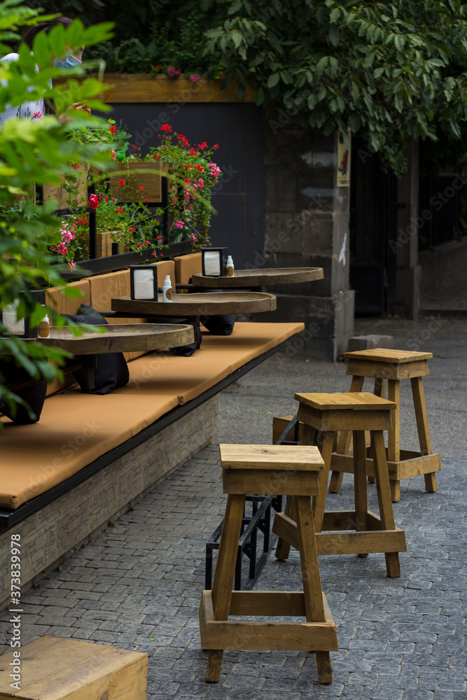 Fototapeta premium table and chairs in a garden