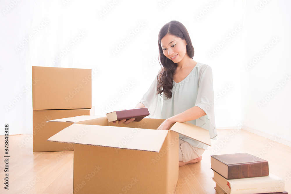 引越しをする女性 引越しをする女性