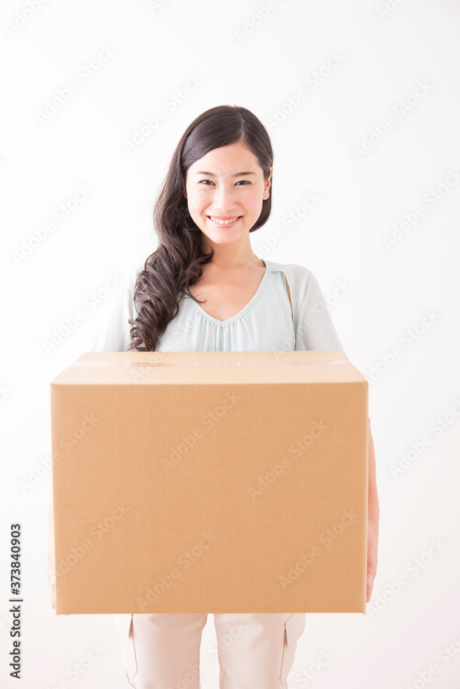荷物を持つ女性 荷物を持つ女性