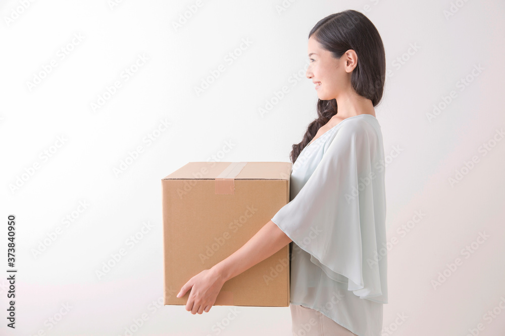 荷物を持つ女性 荷物を持つ女性