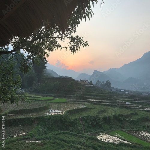 ベトナムのサパに住む少数民族の村と棚田と夕日の風景
