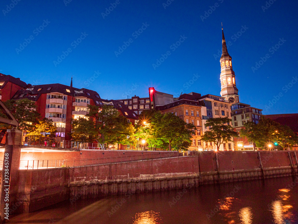 Naklejka premium Hamburg City at night during summer time with golden colors