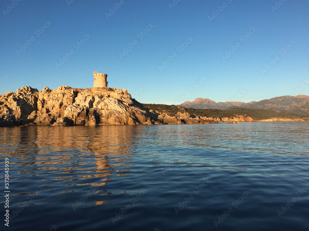 La Punta d'Omigna de Cargèse (Carghjese) et sa Tour vues depuis la mer peu avant le coucher de Soleil