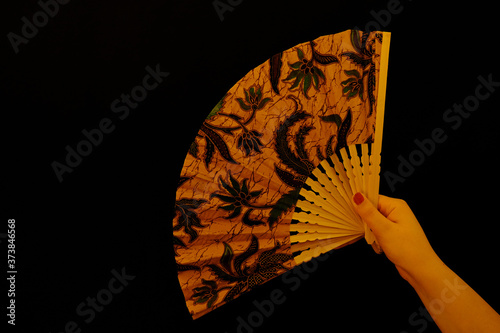 hand holding fan