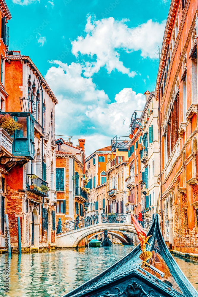 Φωτογραφία Views of the most beautiful channels of Venice, front of the boat the gondola, floating along the canal