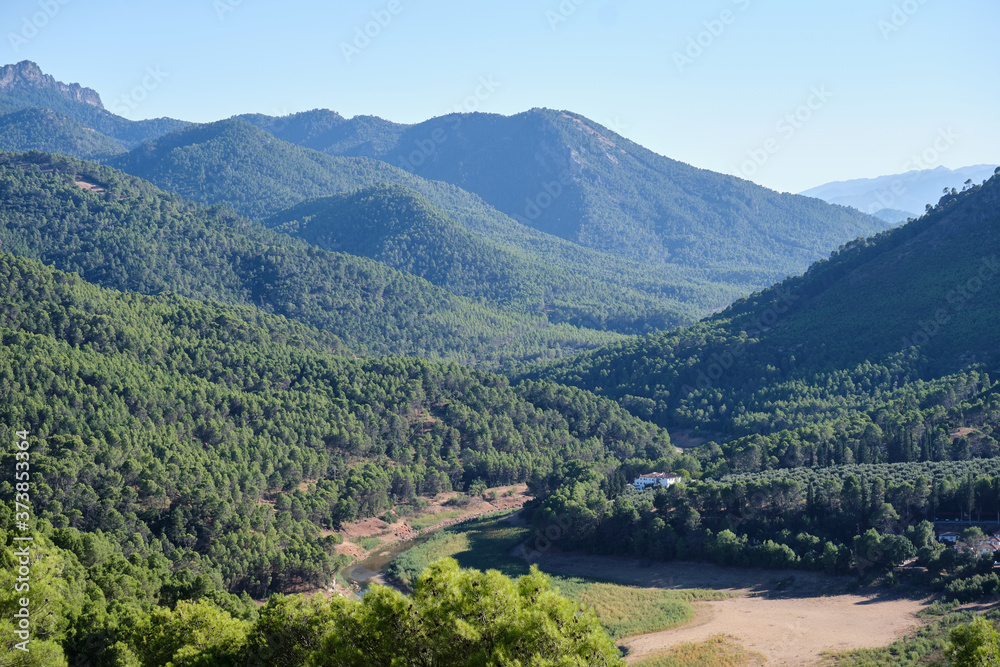 Montañas de la Sierra de Cazorla con una casa blanca de tejado marrón en el valle
