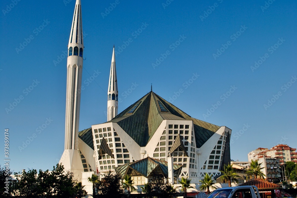 Obraz premium The unusual style exterior of Akcakoca Central Mosque against blue sky. Designed by Ergun Subasi. 20th Century. Akcakoca Turkey