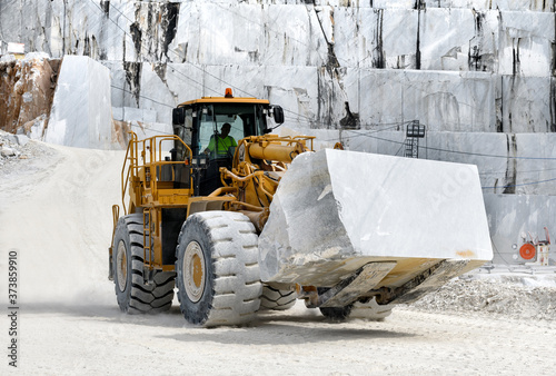 Fotografie Heavy duty front end loader moving marble