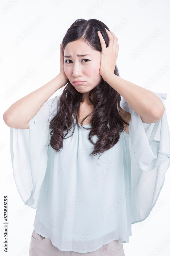 頭を抱える女性 頭を抱える女性