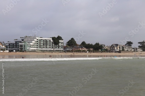 La plage de Larmor-Plage le long de l'océan atlantique, ville de Larmor-Plage, département du Morbihan, région Bretagne, France