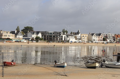La plage de Larmor-Plage le long de l'océan atlantique, ville de Larmor-Plage, département du Morbihan, région Bretagne, France