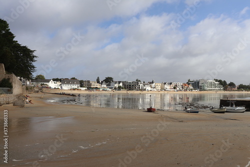 La plage de Larmor-Plage le long de l'océan atlantique, ville de Larmor-Plage, département du Morbihan, région Bretagne, France