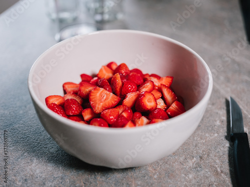 Frische Erdbeeren, geschnitten, fertig zum Pürieren