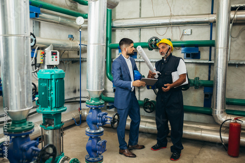 Fotografie industry worker and supervisor talking indoor at the gas plant