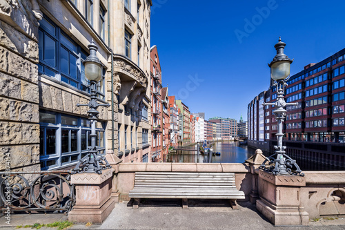 Ruhebank Hohe Brücke Hamburg Altstadt sonnig entzerrt photo