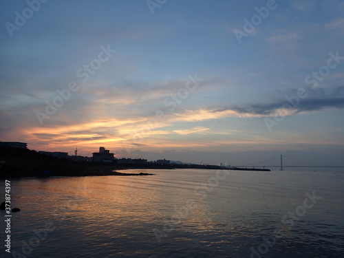 よく晴れた日の夜明けの空と海 © Kayoko