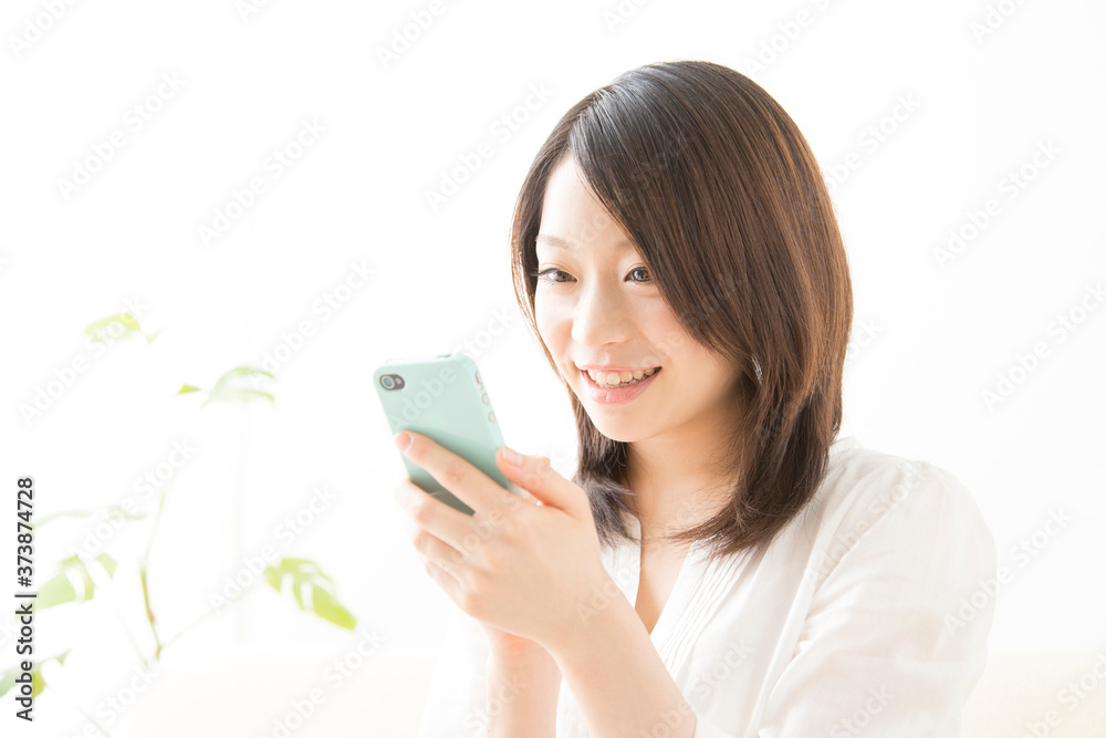 スマホを見る女性