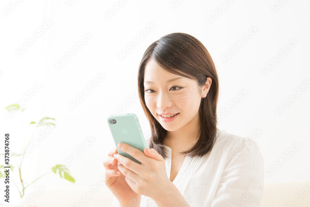 スマホを見る女性