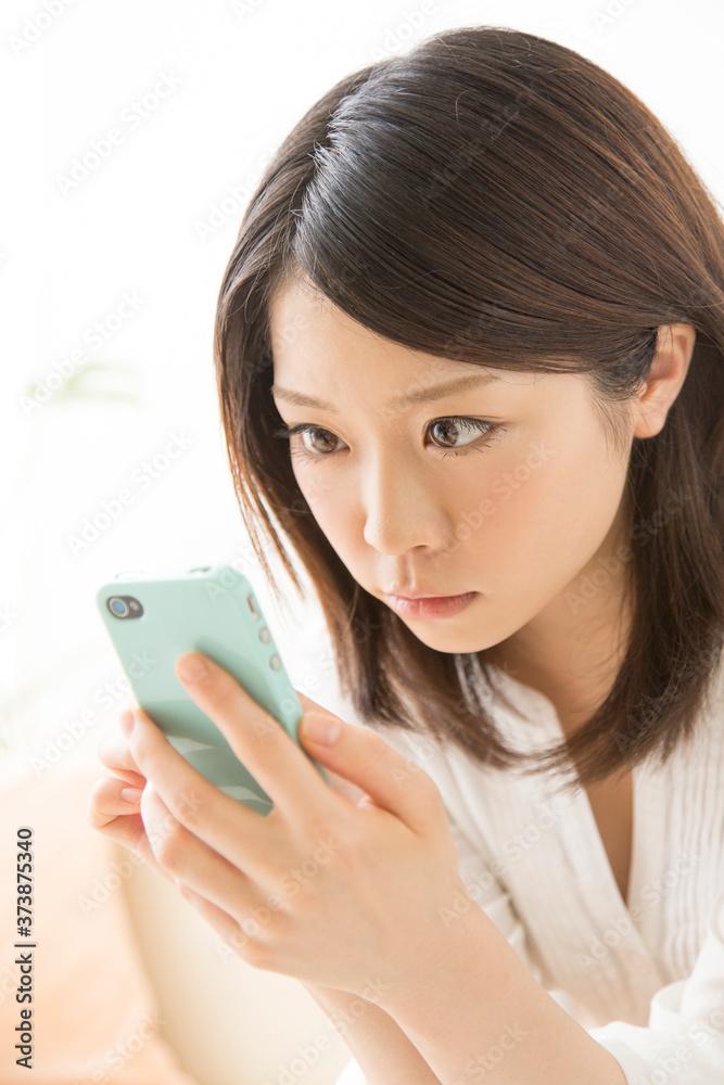 スマホを見る女性 スマホを見る女性