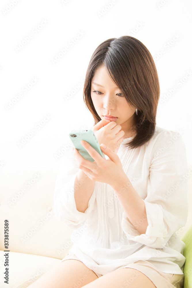 スマホを見る女性 スマホを見る女性