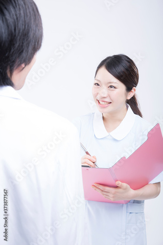 医者と会話する女性看護師