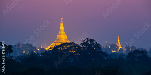Fotografia Panorama of the Shwedagon pagoda illuminated at night, in Yangon Burma Myanmar