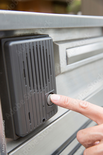 Wallpaper Mural インターホンを押す男性の手元 Torontodigital.ca