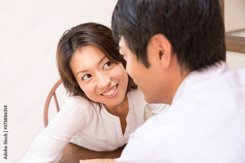 会話するミドル夫婦 会話するミドル夫婦