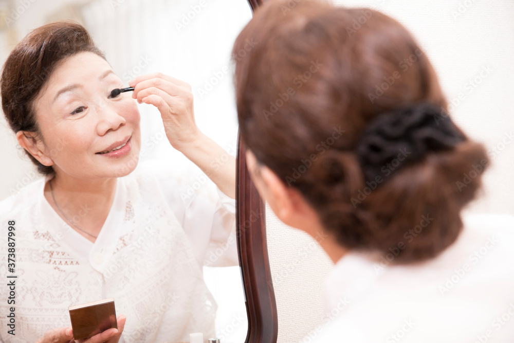 化粧をするシニア女性 化粧をするシニア女性