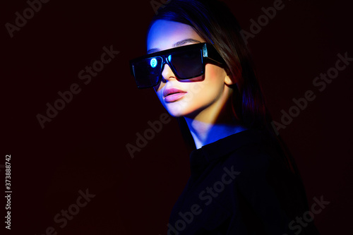 Fashion portrait of young elegant woman in trendy sunglasses.