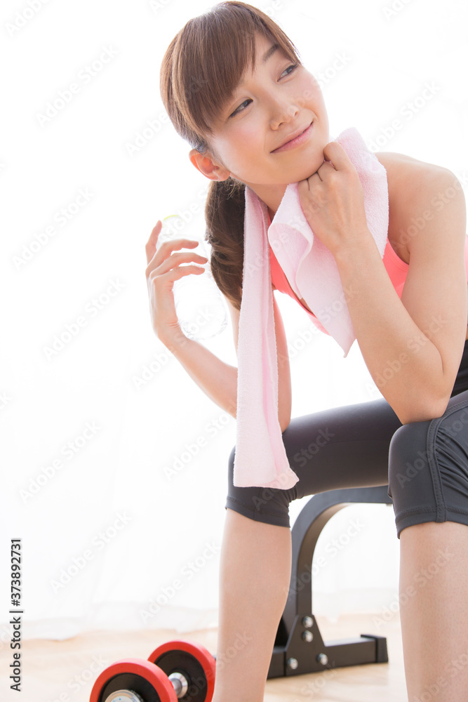 フィットネス中に休憩する女性 フィットネス中に休憩する女性