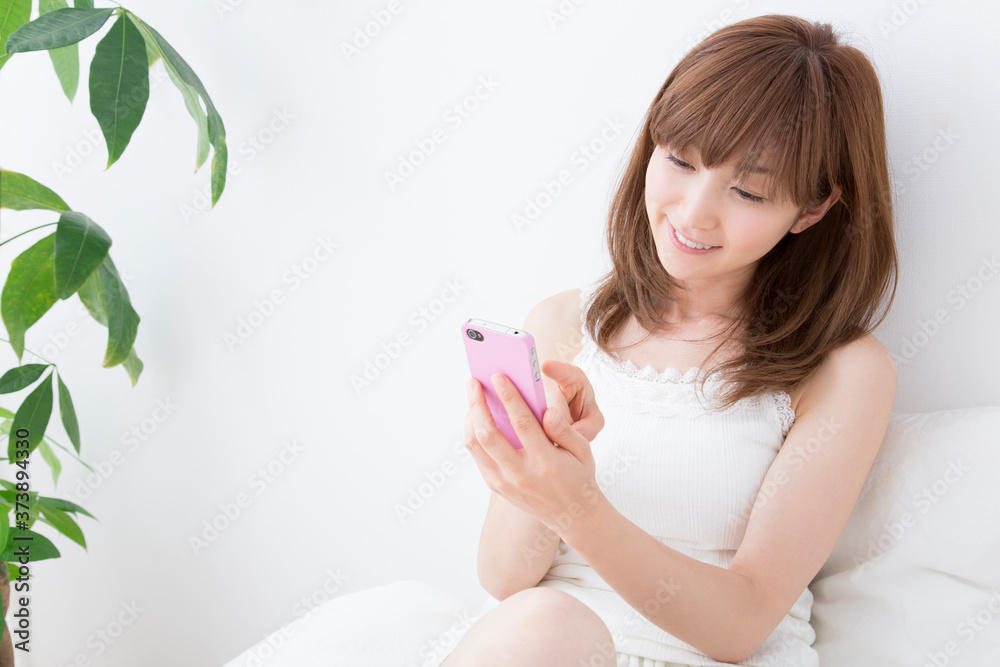 スマホを見る女性 スマホを見る女性
