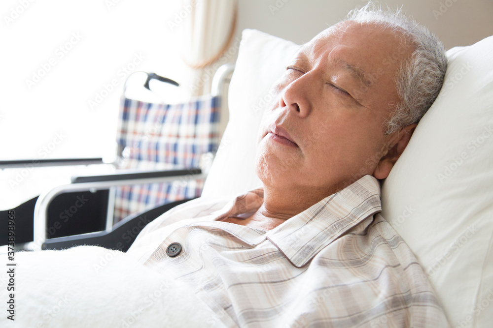 Φωτογραφία 介護ベッドで眠るシニア男性