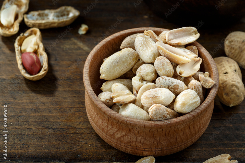Fototapeta premium Peeled and unpeeled peanuts