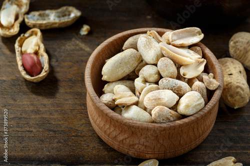 Peeled and unpeeled peanuts