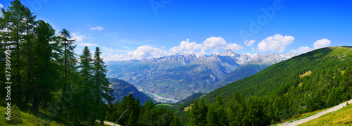 Visp, Schweiz: Panorama des im Tal gelegen Visp